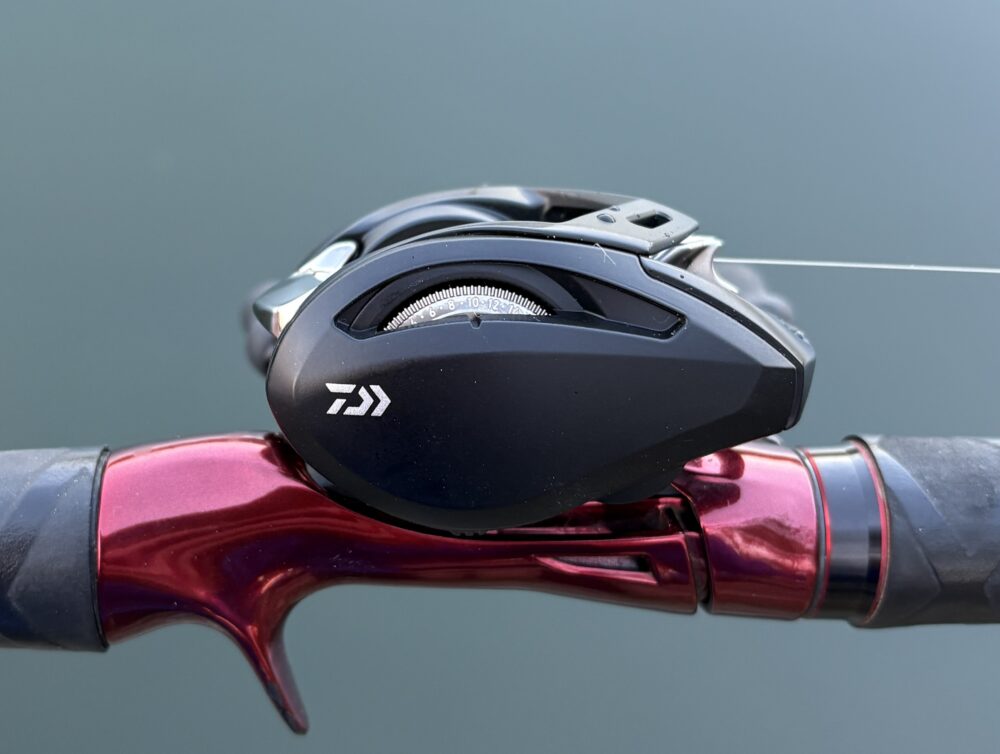 25アルファスBFはサイドプレートが薄い